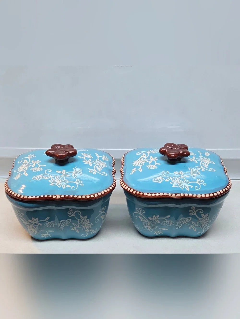 (Lot#5) 2 - 16oz Bowls with Lids Temp-tations Tara Blue Floral Lace Read Below